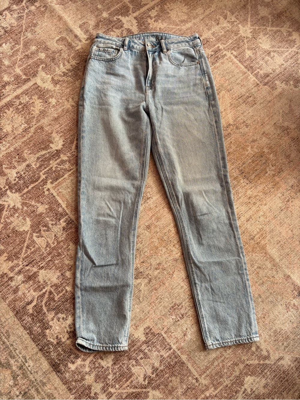 American Eagle AE Mom Jean High Waist Straight Light Wash 6 long - Picture 1 of 5